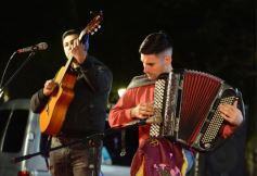 Foto de la galería: "Bandera Solidaria" en la plaza 9 de Julio, festival cultural que reunió donaciones para los más necesitados
