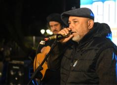 Foto de la galería: "Bandera Solidaria" en la plaza 9 de Julio, festival cultural que reunió donaciones para los más necesitados