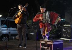 Foto de la galería: "Bandera Solidaria" en la plaza 9 de Julio, festival cultural que reunió donaciones para los más necesitados