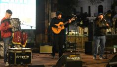 Foto de la galería: "Bandera Solidaria" en la plaza 9 de Julio, festival cultural que reunió donaciones para los más necesitados