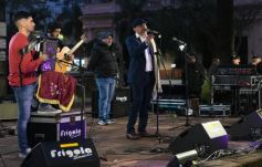 Foto de la galería: "Bandera Solidaria" en la plaza 9 de Julio, festival cultural que reunió donaciones para los más necesitados