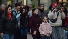 Foto de la galería: "Bandera Solidaria" en la plaza 9 de Julio, festival cultural que reunió donaciones para los más necesitados