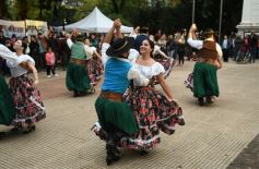 Foto de la galería: "Bandera Solidaria" en la plaza 9 de Julio, festival cultural que reunió donaciones para los más necesitados