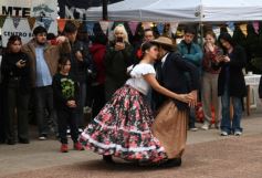Foto de la galería: "Bandera Solidaria" en la plaza 9 de Julio, festival cultural que reunió donaciones para los más necesitados