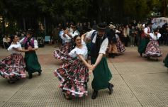 Foto de la galería: "Bandera Solidaria" en la plaza 9 de Julio, festival cultural que reunió donaciones para los más necesitados