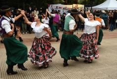 Foto de la galería: "Bandera Solidaria" en la plaza 9 de Julio, festival cultural que reunió donaciones para los más necesitados