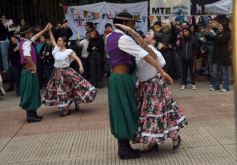 Foto de la galería: "Bandera Solidaria" en la plaza 9 de Julio, festival cultural que reunió donaciones para los más necesitados