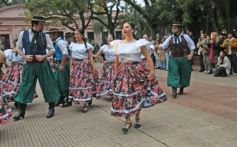 Foto de la galería: "Bandera Solidaria" en la plaza 9 de Julio, festival cultural que reunió donaciones para los más necesitados