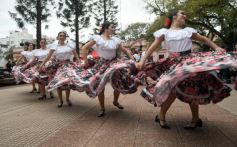 Foto de la galería: "Bandera Solidaria" en la plaza 9 de Julio, festival cultural que reunió donaciones para los más necesitados