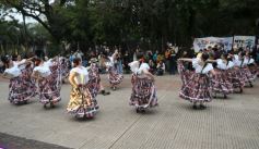 Foto de la galería: "Bandera Solidaria" en la plaza 9 de Julio, festival cultural que reunió donaciones para los más necesitados