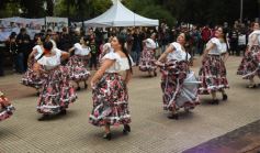 Foto de la galería: "Bandera Solidaria" en la plaza 9 de Julio, festival cultural que reunió donaciones para los más necesitados