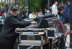 Foto de la galería: "Bandera Solidaria" en la plaza 9 de Julio, festival cultural que reunió donaciones para los más necesitados