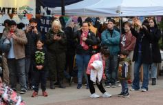 Foto de la galería: "Bandera Solidaria" en la plaza 9 de Julio, festival cultural que reunió donaciones para los más necesitados