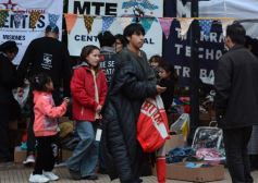 Foto de la galería: "Bandera Solidaria" en la plaza 9 de Julio, festival cultural que reunió donaciones para los más necesitados