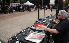 Foto de la galería: "Bandera Solidaria" en la plaza 9 de Julio, festival cultural que reunió donaciones para los más necesitados