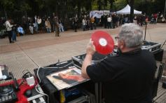 Foto de la galería: "Bandera Solidaria" en la plaza 9 de Julio, festival cultural que reunió donaciones para los más necesitados