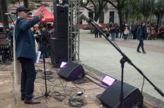 Foto de la galería: "Bandera Solidaria" en la plaza 9 de Julio, festival cultural que reunió donaciones para los más necesitados