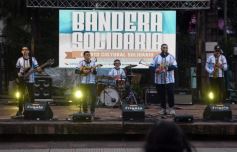 Foto de la galería: "Bandera Solidaria" en la plaza 9 de Julio, festival cultural que reunió donaciones para los más necesitados