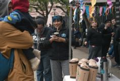 Foto de la galería: "Bandera Solidaria" en la plaza 9 de Julio, festival cultural que reunió donaciones para los más necesitados