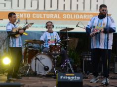 Foto de la galería: "Bandera Solidaria" en la plaza 9 de Julio, festival cultural que reunió donaciones para los más necesitados