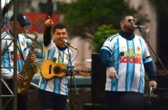 Foto de la galería: "Bandera Solidaria" en la plaza 9 de Julio, festival cultural que reunió donaciones para los más necesitados