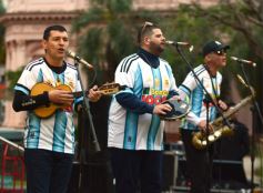 Foto de la galería: "Bandera Solidaria" en la plaza 9 de Julio, festival cultural que reunió donaciones para los más necesitados