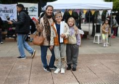Foto de la galería: "Bandera Solidaria" en la plaza 9 de Julio, festival cultural que reunió donaciones para los más necesitados