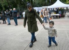 Foto de la galería: "Bandera Solidaria" en la plaza 9 de Julio, festival cultural que reunió donaciones para los más necesitados