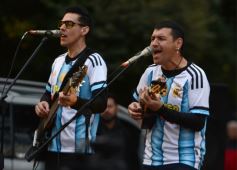 Foto de la galería: "Bandera Solidaria" en la plaza 9 de Julio, festival cultural que reunió donaciones para los más necesitados
