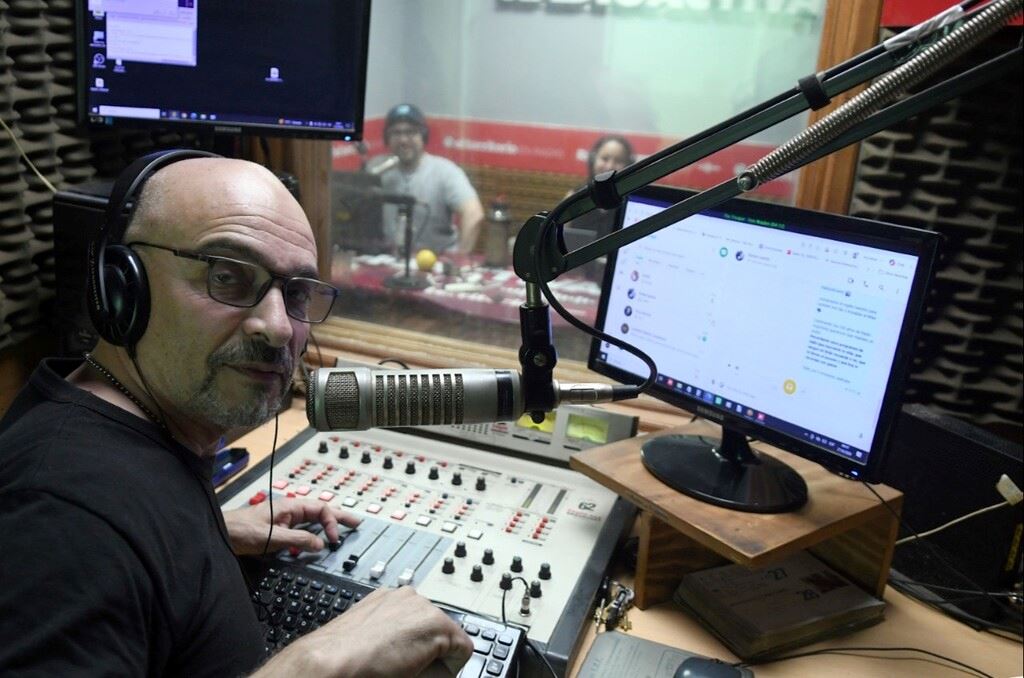 21 años de Radioactiva: Voces en movimiento y el desafío de hacer radio a la “vieja usanza” 