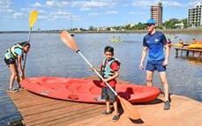 Recreación en el rio: están abiertas las clases de canotaje para niños en El Brete