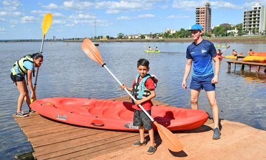 Recreación en el rio: están abiertas las clases de canotaje para niños en El Brete