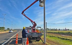 Energía de Misiones avanza en la reparación de luminaria en el Acceso Sur de la ciudad