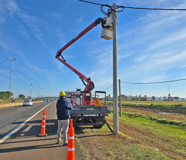 Energía de Misiones avanza en la reparación de luminaria en el Acceso Sur de la ciudad