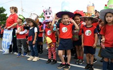 El NENI 2032 realizó el cierre de "Reciclarte" con desfile, ritmo, color y el apoyo de la Madre de la Misericordia