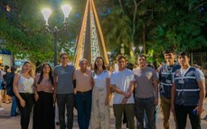 Vecinos y turistas acompañaron el tradicional encendido del Árbol de Navidad en la Plaza 9 de Julio