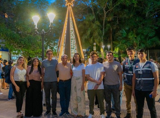 Vecinos y turistas acompañaron el tradicional encendido del Árbol de Navidad en la Plaza 9 de Julio
