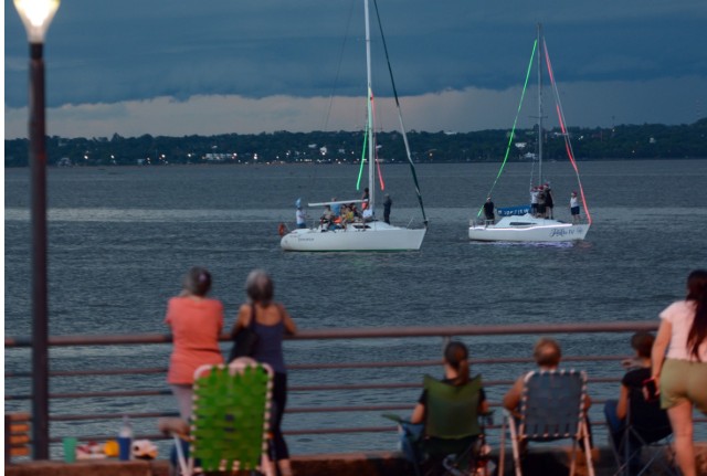 Imagen de la noticia: El desfile de embarcaciones iluminadas se concretó, pero de manera reducida debido al clima