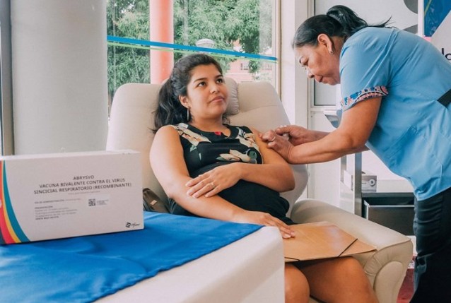 Imagen de la noticia: Comenzó una nueva campaña de vacunación contra el Virus Sincicial Respiratorio para personas gestantes en Misiones