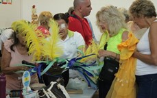Adultos mayores confeccionan sus propios trajes para disfrutar del Carnaval 