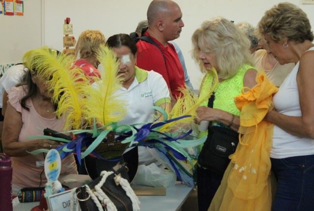 Adultos mayores confeccionan sus propios trajes para disfrutar del Carnaval 