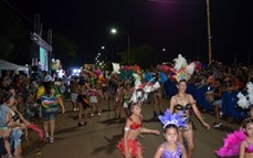 Carnavales 2026: El despliegue de comparsas en Miguel Lanús convocó a una multitud