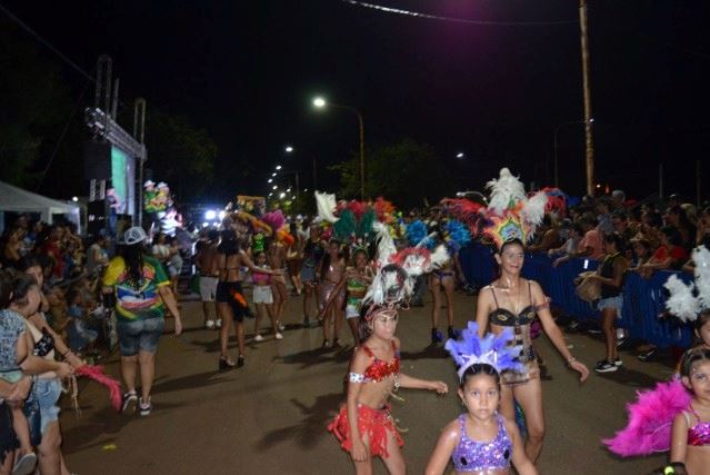 Carnavales 2026: El despliegue de comparsas en Miguel Lanús convocó a una multitud