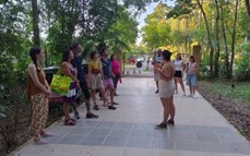 Turistas y vecinos disfrutan de la flora y fauna del Jardín Botánico durante los paseos guiados 
