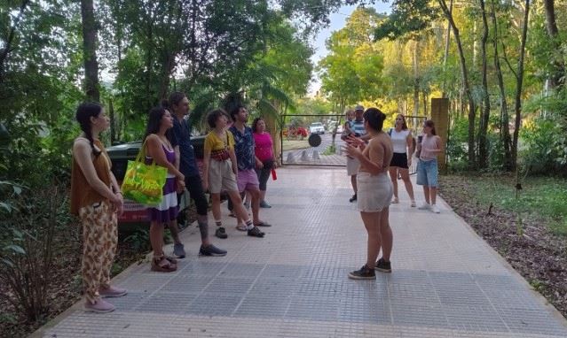 Turistas y vecinos disfrutan de la flora y fauna del Jardín Botánico durante los paseos guiados 