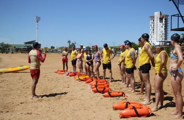 Las clases de apoyo para aspirantes a guardavidas se mantienen en el balneario El Brete