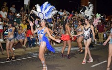 Miles de personas disfrutaron de la última noche de los Carnavales Posadeños en el Parque de las Fiestas