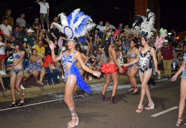 Miles de personas disfrutaron de la última noche de los Carnavales Posadeños en el Parque de las Fiestas