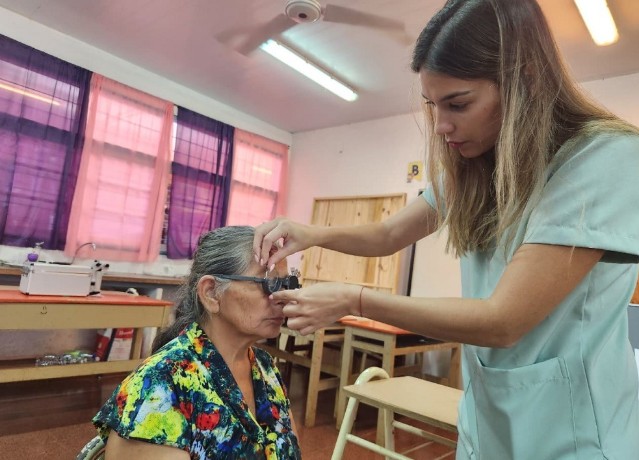 Imagen de la noticia: Atención oftalmológica integral del programa "Mirar Mejor" se realizó en Jardín América 