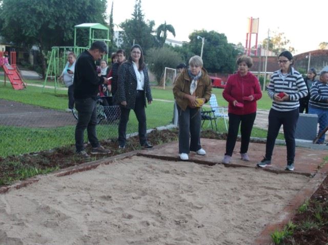 Se inauguró la primera cancha de tejo en una plaza pública en el barrio El Libertador 